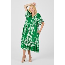Lior Design Yeşil Batik Desenli V Yaka Eteği Volanlı Oversize Elbise BCVL-254023