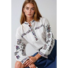 Lior Design Beyaz Hakim Yaka Düğme Detaylı Nervürlü Nakışlı Dokuma Bluz BCHESQ-251047