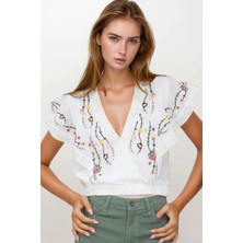 Lior Design Beyaz V Yaka Fisto ve Nakış Işlemeli Bluz BCHESQ-251148
