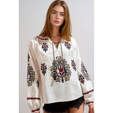 Lior Design Beyaz Yırtmaç Yaka Balon Kol Nakışlı Dokuma Bluz BCHESQ-251049