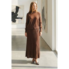 Lior Design Kahverengi Yarım Balıkçı Yaka Kazak ve Midi Boy Piliseli Etek Takım BCHPK-251253