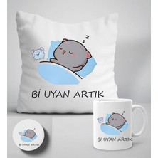 UltraMint Yazılı Mochi Cat Baskılı Yastık, Kupa ve Bardak Altlığı Seti