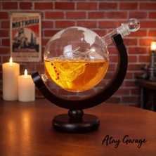 Atay Garage Dekoratif Cam Küre Viski Karafı Ahşap Standlı Sunum Sürahisi Beyaz Tıpalı