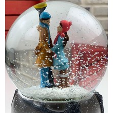 PremiumPort Büyük Boy Işıklı Kar Küresi ve Müzikli Kış Masalı Tasarımı