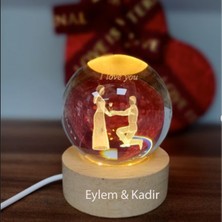 PremiumPort Kişiye Özel Işıklı Ahşap Kaideli Aşk Temalı Cam Küre 8X6CM