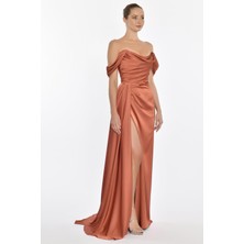 ALFABETA Kadın Düşük Omuz Yandan Yırtmaçlı Saten Uzun Bakır Abiye & Mezuniyet Elbisesi AB5649-BAK