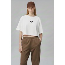 Softandbasic Kadın Nakışlı Regular %100 Organik Pamuk Yuvarlak Yaka Kısa Beyaz Crop T-Shirt