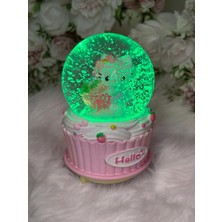 PremiumPort Çilekli Işıklı Müzikli Orta Boy Kar Küresi, Renkli ve Eğlenceli Dekorasyon