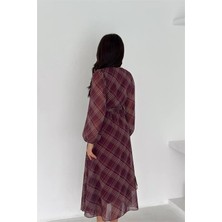 Neşeli Butik Kadın Siyah Kruvaze Yaka Ekose Desenli Beli Kuşaklı Midi Boy Şifon Elbise