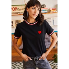 Risil-Nu Company Yeni Sezon Unisex Kol ve Yaka Şerit Detaylı Rahat Kesim Kalp Baskılı Siyah T-Shirt