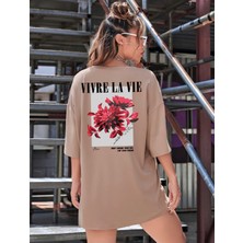 Risil-Nu Company Yeni Sezon Oversize "vivre La Vie" Baskılı Pamuklu Penye Kumaş Sütlü Kahve (Latte) Tişört