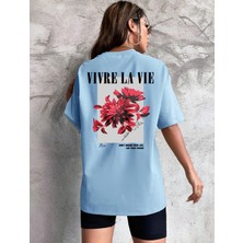 Risil-Nu Company Yeni Sezon Oversize "vivre La Vie" Baskılı Pamuklu Penye Kumaş Bebe Mavisi Tişört