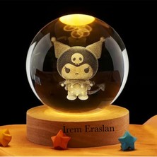 PremiumPort Işıklı Ahşap Kaideli Kuromi Temalı Cam Küre 8cm, Şık ve Renkli Dekorasyon