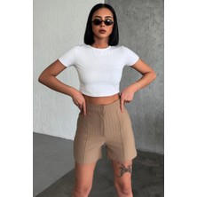 DoQun Zarif ve Şıklığı Bir Arada Sunan Yüksek Bel Krep Esnek Çimalı Çizgili Şort Bej