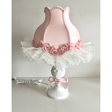 Lulu Avizem Luluavizem Patentli Elde Yıkanabilir Başlık Gül Işlemeli Pudra Pembe Dantelli Metal Ayaklı Bebek Çocuk Genç Odası Abajur Aksesuar Dekorasyon