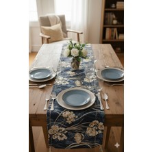 Yarımada Kadın Kooperatifi : Lacivert Çiçek Desenli Saten Duck Keten Runner - Piko Nakışlı ve Püsküllü (43X130 Cm)