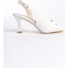 Shoegar Kadın Beyaz Rugan Detaylı Topuklu Sandalet EATR13MY01C