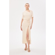 Berr-in Kadın Asimetrik Yaka Derin Yırtmaçlı Kısa Kol Şık Bej Bluz 124Y04004130-KREM