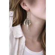 Herşey Nota Metal Pençe Formlu Figür Küpe – Sallantılı Tasarım Küpe