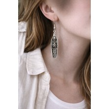 Herşey Nota Metal Tabut Formlu Figür Küpe – Sallantılı Tasarım Küpe