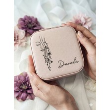 Dkare Kişiye Özel Takı Kutusu- Çiçek Saçlı Kadın Desenli,İsimli Pudra Pembe Fermuarlı