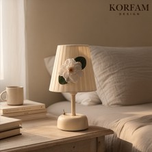 KorFam Verona - Krem Keten Kumaş Beyaz Gül Motifli Pilli Masa & Gece Lambası