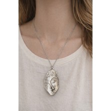 Herşey Nota Yaprak Formlu Yüz Detaylı Metal Figür Kolye – Zincirli Tasarım Kolye