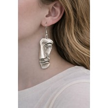 Herşey Nota Soyut Yüz Formlu Metal Figür Küpe – Sallantılı Tasarım Küpe