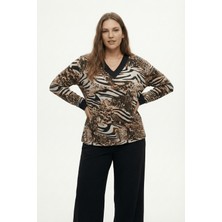 Şuranur Leopar & Zebra Karma Desenli V-Yaka Bluz – Siyah Biyeli, Rahat Kesim