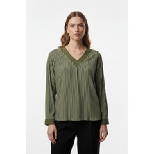 Şuranur Haki Çizgili V-Yaka Bluz – Ribanalı Manşet, Rahat Kesim