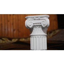 ScaleWorks Antik Çağ Esintisi: El Işçiliği Detaylı Iyonik (Ionic) Sütun Başlığı – Klasik Dekoratif Masa Üstü Obje ve Kitap Desteği