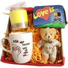 Alanç Gift Kadınlar Günü Özel Hediye Seti, Tasarım Kupa, Cüzdan( Love Is...) Yazılı, Peluş Anahtarlık, Mum