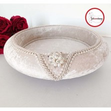 UltraMint Bej Kadife Kaplama Broş Süslemeli Ayaklı Havluluk