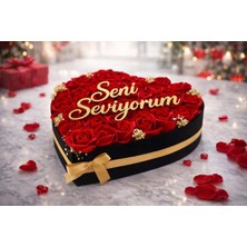 SEVGİLİLER GÜNÜ HEDİYESİ Elit Organizasyon & Tasarım Kalp Kutu Kırmızı Gül Aranjmanı – Gold Pleksi “seni Seviyorum” Yazılı – Sevgililer Günü Özel Tasarım