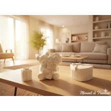 Momenti Di Passione Sevgiliye Özel Taş Tozu Hediyelik Set; Gül Tutan Ayıcık Biblo, Kalp Formlu Kapaklı Saklama Kutu ve Mini Hediye Kutusu Obje - 4 Parça Beyaz Set