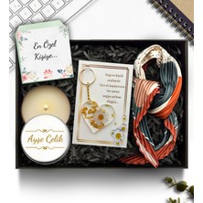 As Gift Kişiye Özel Beyaz Metal Kutulu Mum & Fular & Papatya Temalı Anahtarlık Hediye Seti