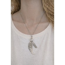 Herşey Nota Kanat ve Tüy Detaylı Metal Figür Kolye – Zincirli Tasarım Kolye