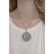 Herşey Nota Güneş ve Ay Yüz Figürlü Yuvarlak Metal Kolye – Zincirli Tasarım Kolye