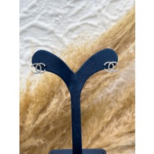 Livora Jewelry 925 Ayar Gümüş Zirkon Taşlı Çift C Motifli Özel Tasarım Çivili Küpe – Zarif, Işıltılı ve Trend Kadın Küpe