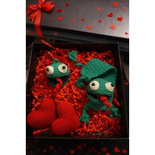 Pulinin Dükkanı Sevgililer Günü Hediye Kutusu – Figürlü El Yapımı Amigurumi Kitap Ayracı, Anahtarlık ve Kalpler Seti