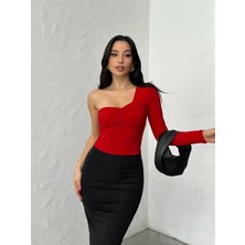Qutta Kadın Büzgülü Omuz Dekolteli Tek Kol Asimetrik Yaka Uzun Kol Bluz
