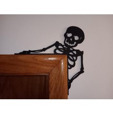 MisterionStudio Iskelet Figürlü Kapı Köşe Dekoru – Mizahi Duvar ve Kapı Süsü