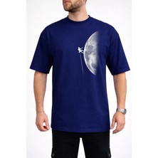 Caddekombin Erkek Zirveye Yolculuk: Yarım Ay ve Dağcı Silüeti Bisiklet Yaka Lacivert T-Shirt