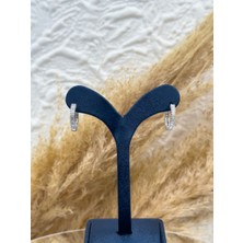 Livora Jewelry 925 Ayar Gümüş Baget Taş Detaylı Spor Halka Küpe – Şık, Minimal ve Hediyelik Kadın Küpe