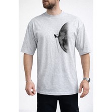 Caddekombin Erkek Zirveye Yolculuk: Yarım Ay ve Dağcı Silüeti Bisiklet Yaka Gri T-Shirt