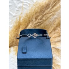 Livora Jewelry 925 Ayar Gümüş Yonca Figürlü Spor Kadın Bileklik – Taş Detaylı, Şans ve Zarafet Bir Arada