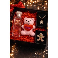 Pulinin Dükkanı Sevgililer Günü Özel Hediye Kutusu – Ayıcıklı Anahtarlık, Parfüm, Ayıcıklı Kolye ve Broş Takı Seti