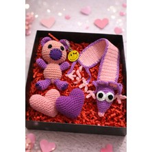 Pulinin Dükkanı Sevgililer Günü Hediye Kutusu – Figürlü El Yapımı Amigurumi Kitap Ayracı, Anahtarlık ve Kalpler Seti