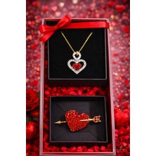 Pulinin Dükkanı Sevgililer Günü Özel Hediye Kutusu – Taşlı Kalp Kolye ve Taşlı Kalp Broş Takı Seti