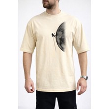 Caddekombin Erkek Zirveye Yolculuk: Yarım Ay ve Dağcı Silüeti Bisiklet Yaka Bej T-Shirt